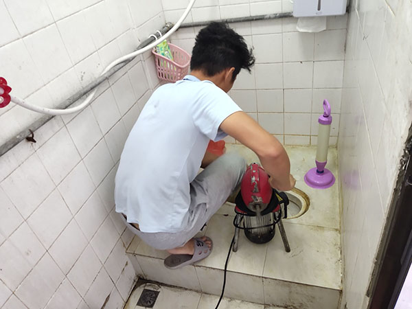 琅琊管道堵塞冒臭气 专业师傅现场解决问题